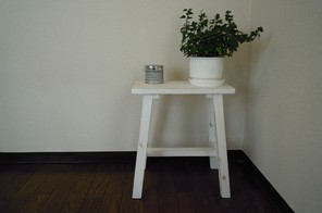 スツールと観葉植物