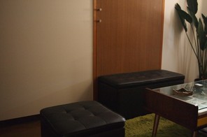 オットマン(収納スツール)。