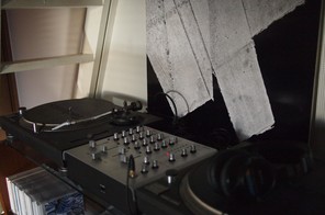 棚はDJブースになってます。