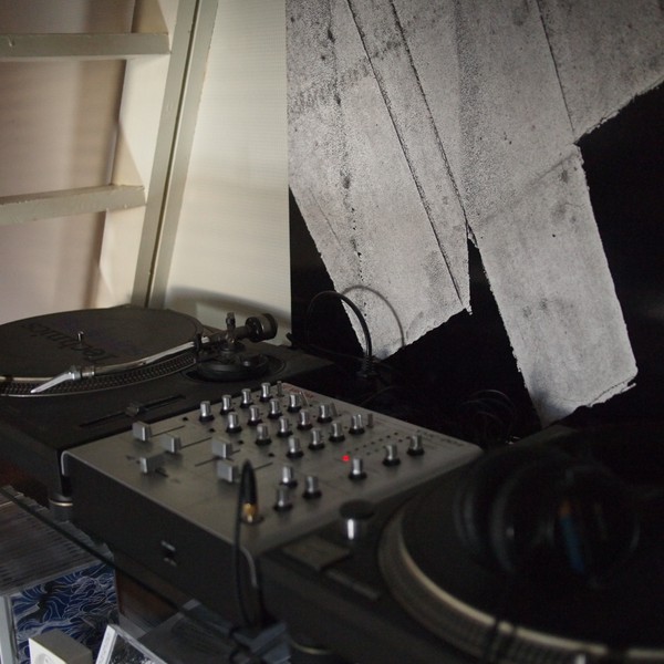 棚はDJブースになってます。
