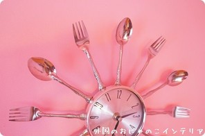 スプーンとフォークの掛け時計