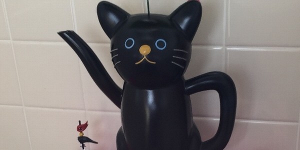 トイレ（ねこじょうろと魚の骨）