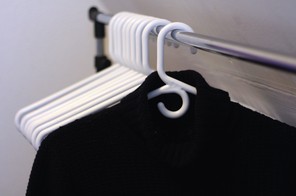 使い古した服と３０円のハンガー