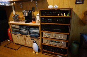 ジーンズ、コーヒー、アンプコーナー