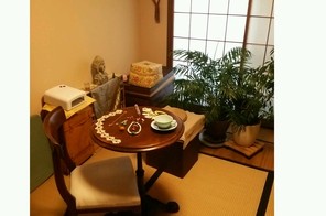 6畳和室にアンティーク椅子とテーブル。
