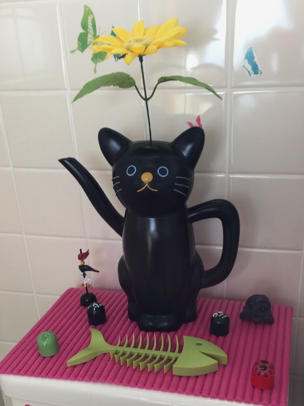 トイレ（ねこじょうろと魚の骨）